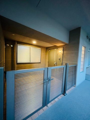 【その他共用部分】 | ビープレイスＡ棟 | 独立感のある玄関ポーチ