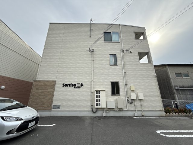 ソリッソ三条の外観