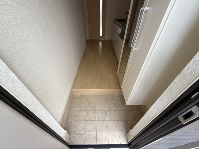 ソリッソ三条の玄関