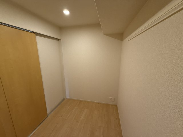 ソリッソ三条の洋室