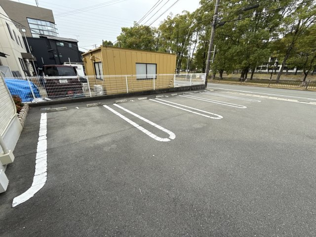 ソリッソ三条の駐車場