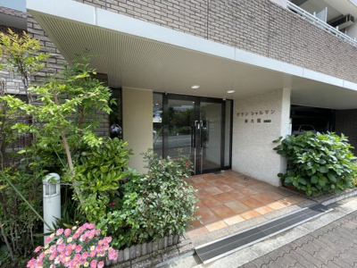 【エントランス】 | グランシャルマン新大阪 | 緑が綺麗なエントランスです