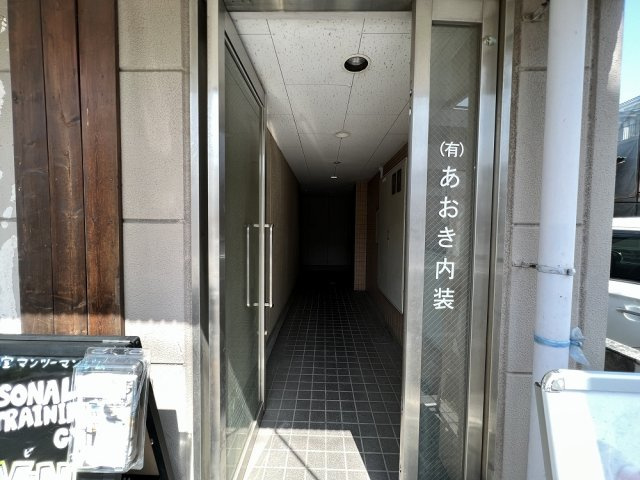 Aビルのエントランス|落ち着いたエントランスです