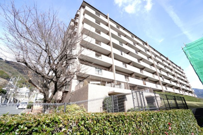 【外観】 | 【上質リフォーム】八木パークハウス桜通り | 【耐震性】
耐震性の高さを判断するポイントは、
建築確認申請日が1981年6月1日以降の
新耐震基準に適合しているかどうか。
震度６程度の大地震でも
建物が崩壊しないレベルが基準になりました。