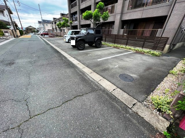ユトリロ橋良町の駐車場
