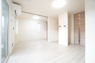 【居間・リビング】 | Arc千葉本町 | 引き戸を開け広げれば、大きめの1部屋としても使えます！