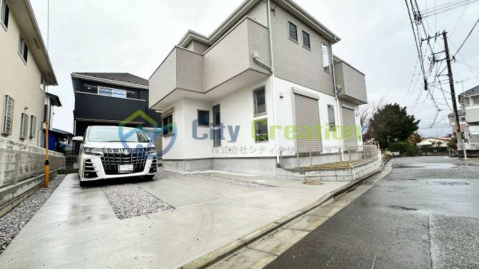 秦野市東田原　新築戸建の前面道路含む現地写真