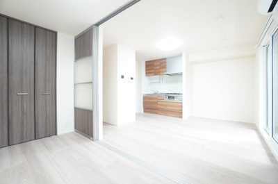【居間・リビング】 | Arc千葉本町 | 引き戸を開け広げれば、大きめの1部屋としても使えます！