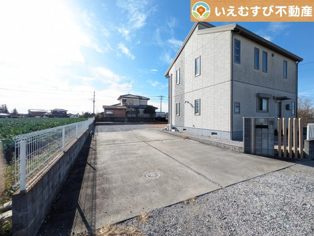 熊谷市万吉　中古戸建の駐車場|2台駐車可能なスペース完備
しっかり舗装してある駐車スペースで天気が悪く足元が悪い日でも乗り降りしやすい♪