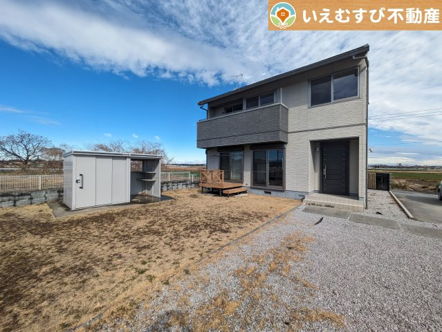 熊谷市万吉　中古戸建の外観|ガーデニングや家庭菜園で緑の潤い溢れる暮らしを
お庭が広いとお子様と遊んだりBBQをしたりと楽しみも増えそう♪