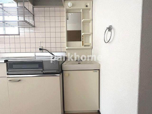 ストーク天神の独立洗面台|独立洗面台、小物を置くことができて便利です