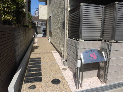 【エントランス】 | べルフルール | 入口までの通路です。