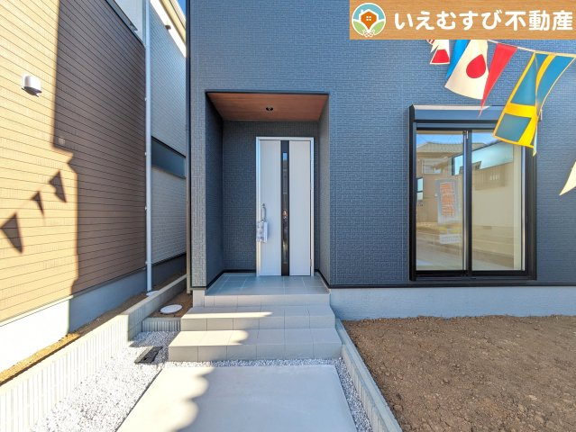 Livele Garden.S　行田城南のエントランス|落ち着いた色づかいのエントランス
駐車場からアクセスの良いエントランス。雨の日や荷物が多くても安心の動線♪