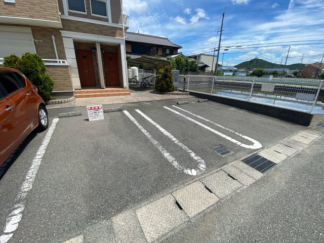 イースト・エレガントＡの駐車場