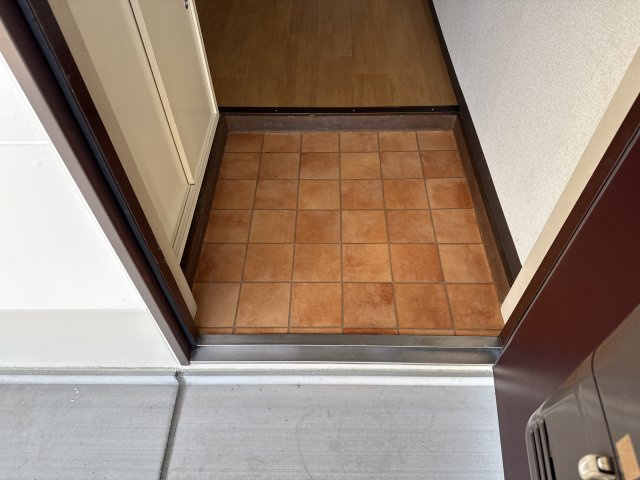 ドミール前田の玄関