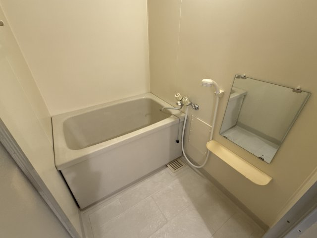 ドミール前田の浴室