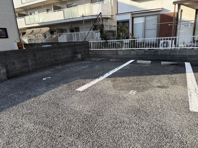 ドミール前田の駐車場