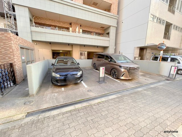 エステムコート京橋セレブ1ポーラスター　仲介手数料無料の駐車場