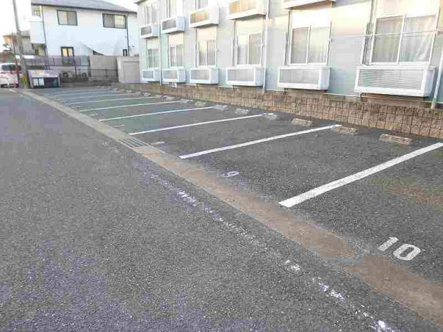 レオパレス光の森の駐車場