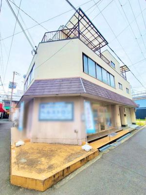 【外観】 | 旭区千林２丁目店舗付住宅 | ○駅徒歩4分の好立地！車庫兼倉庫付き
●収益用としても利用可能/１階店舗賃貸中
○全階トイレ設備付