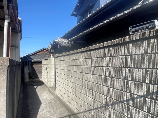 岸和田市岡山町　中古戸建の前面道路含む現地写真