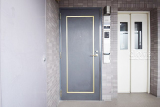 【その他共用部分】 | 皆様をお迎えする、お部屋の玄関ドア。開けやすさや開放角度、ドアノブの操作しやすさや鍵の形状などを、現地で一度ご確認ください。～即日のご見学可能～　お問合せはお気軽にどうぞ。