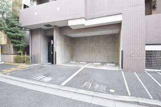 【駐車場】 | マンションの駐車場スペース。空きの有無や駐車料金、サイズ規定などについては、改めてお問い合わせください。～即日のご見学可能～　お問合せはお気軽にどうぞ。