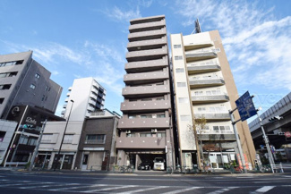 【外観】 | 手入れの行き届いた外壁やエントランスなど、「見ればわかる」レベルで清潔感を保ったマンションです。築年数を感じさせない姿で皆様をお出迎えします。～即日のご見学可能～　お問合せはお気軽にどうぞ。