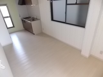 【居間・リビング】 | ココロ戎町 | 窓も多いので風通しもばっちりです♪