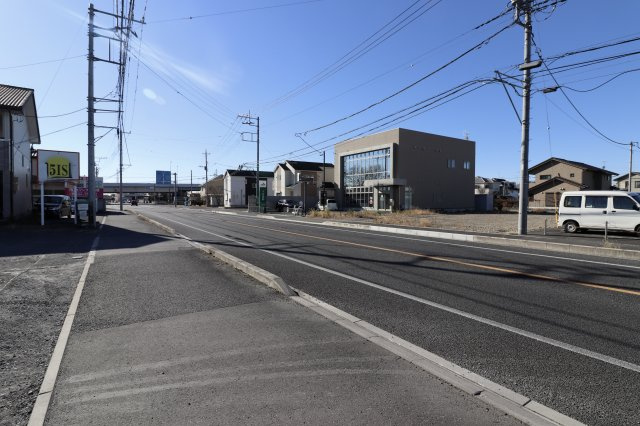 足利市堀込町の売地の前面道路含む現地写真|前面道路が広く、車の出入りや駐車もしやすい立地