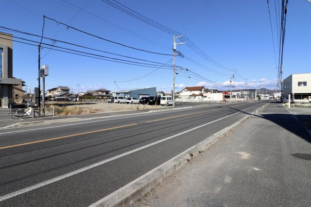 足利市堀込町の売地の前面道路含む現地写真|前面道路が広く、車の出入りや駐車もしやすい立地