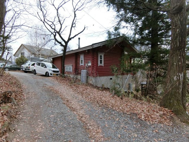 小淵沢町２LDKログハウス薪ストーブ・太陽光発電の前面道路含む現地写真