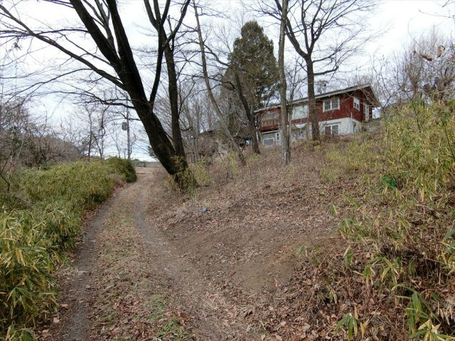 小淵沢町２LDKログハウス薪ストーブ・太陽光発電の前面道路含む現地写真
