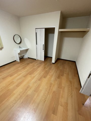 【居間・リビング】 | ななゆめの里きららホーム | 扉の奥はトイレ。