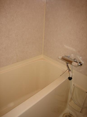 【浴室】 | ラ・ヴィスタ板宿 | 大きめのバスタブでゆっくり浸かれる！