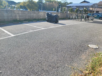【駐車場】 | 南側に駐車場があります。屋根付き駐輪場もありますよ