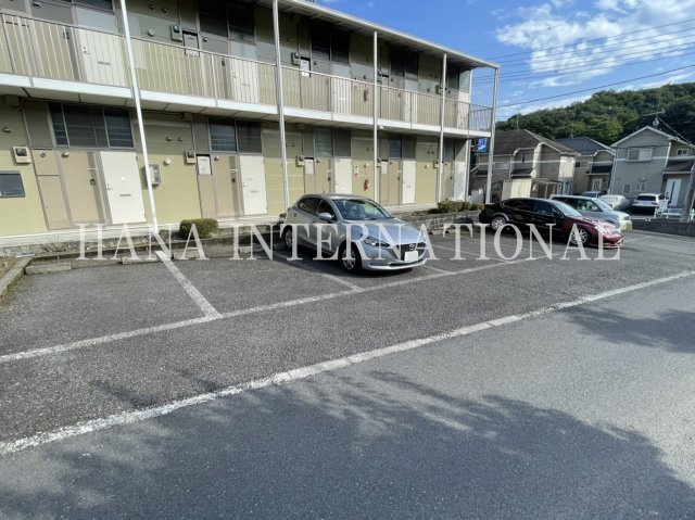 レオパレスグレイスの駐車場