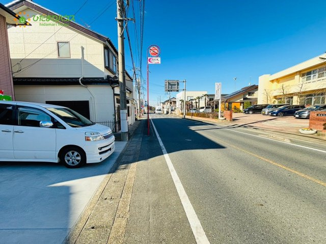 鴻巣市加美1丁目　中古一戸建ての前面道路含む現地写真