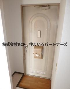 コーポフロイデの玄関|収納もある玄関です