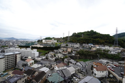 【展望】 | 【上質リノベ】ライオンズマンション古江西A棟 | 【四季を感じる】
四季の移ろい・爽やかな青空や風を感じられ
自然を愉しめるパノラマビュー。
毎日の暮らしに余裕を感じさせてくれる、
遮る物の無い開放的な眺望を是非、ご堪能ください。