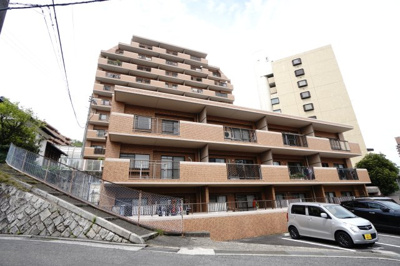 【外観】 | 【上質リノベ】ライオンズマンション古江西A棟 | 【耐震性】
耐震性の高さを判断するポイントは、
建築確認申請日が1981年6月1日以降の
新耐震基準に適合しているかどうか。
震度６程度の大地震でも
建物が崩壊しないレベルが基準になりました。