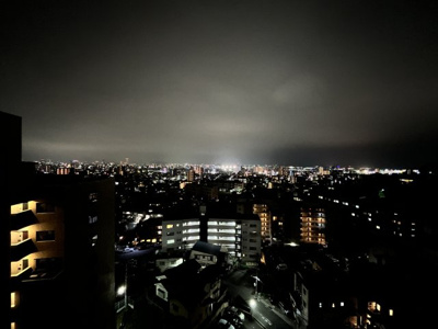【展望】 | 【上質リノベ】ライオンズマンション古江西A棟 | 【Night View】
物件からの夜の景色は、隠れ夜景スポットのよう。
お仕事から疲れて帰ってきて、この夜景を楽しめるのも
この立地ならでは。
もう少し早い時間のサンセット夜景もキレイかも。