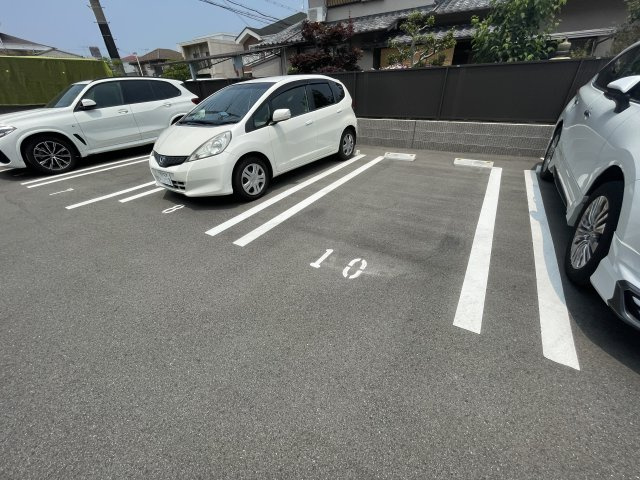Pearl Annexの駐車場