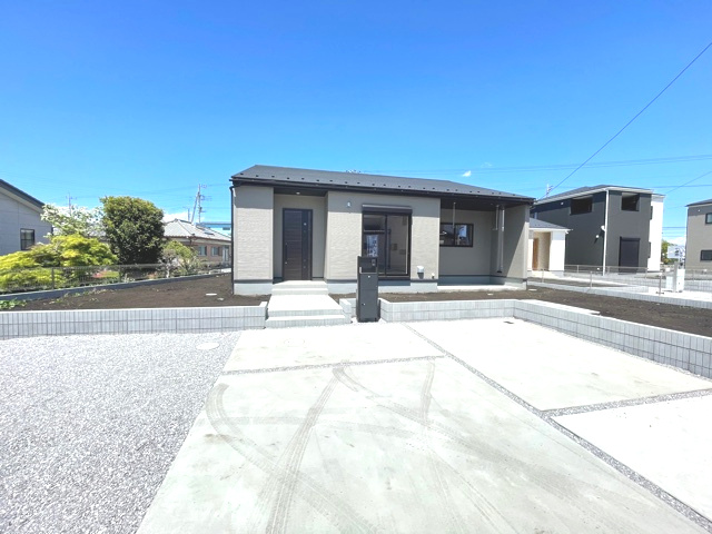 上里町金久保第2（全4棟）1号棟の外観|隣地との距離も保ちながらも綺麗な街並みに溶け込みました！
駐車スペースやお庭も十分に確保しています！