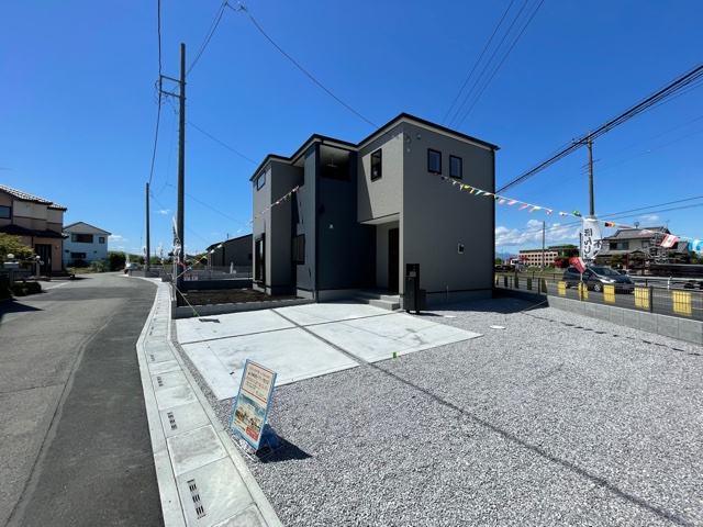 上里町金久保第2（全4棟）4号棟の前面道路含む現地写真