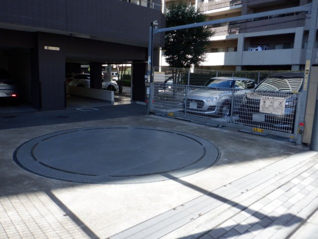 クリオ入谷の駐車場