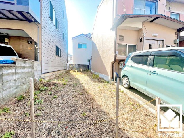 伏見区羽束師菱川町　新築戸建の外観|前面道路との高低差がほとんどないので、車の出し入れもスムーズに行えます。