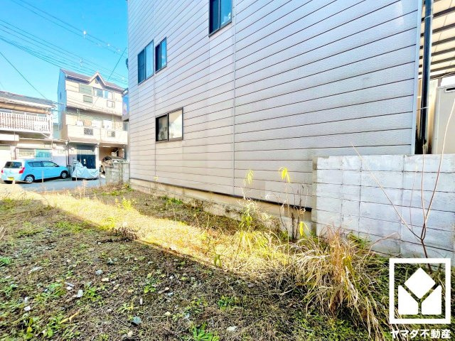 伏見区羽束師菱川町　新築戸建の外観|駐車スペース確保。玄関のそばで荷物の上げ下ろしができるので便利です。