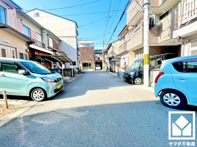 伏見区羽束師菱川町　新築戸建の前面道路含む現地写真|交通量が少なく、自然豊かな立地です