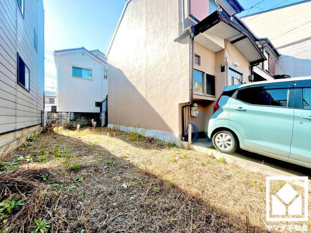 伏見区羽束師菱川町　新築戸建の外観|家族と顔を合わせる機会が増えるリビング階段。